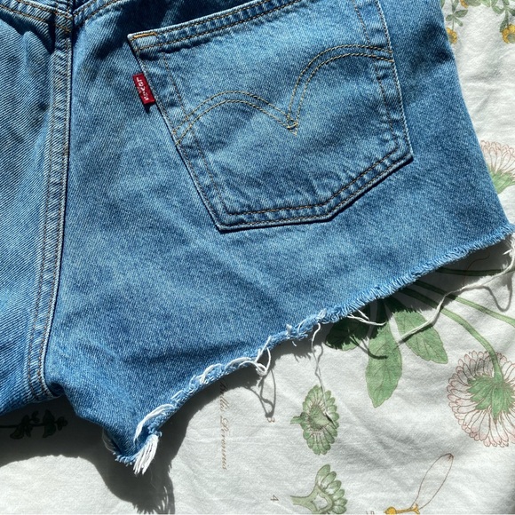 LEVI’S 501 Medium/Light Wash Jean Short - Picture 3 of 9